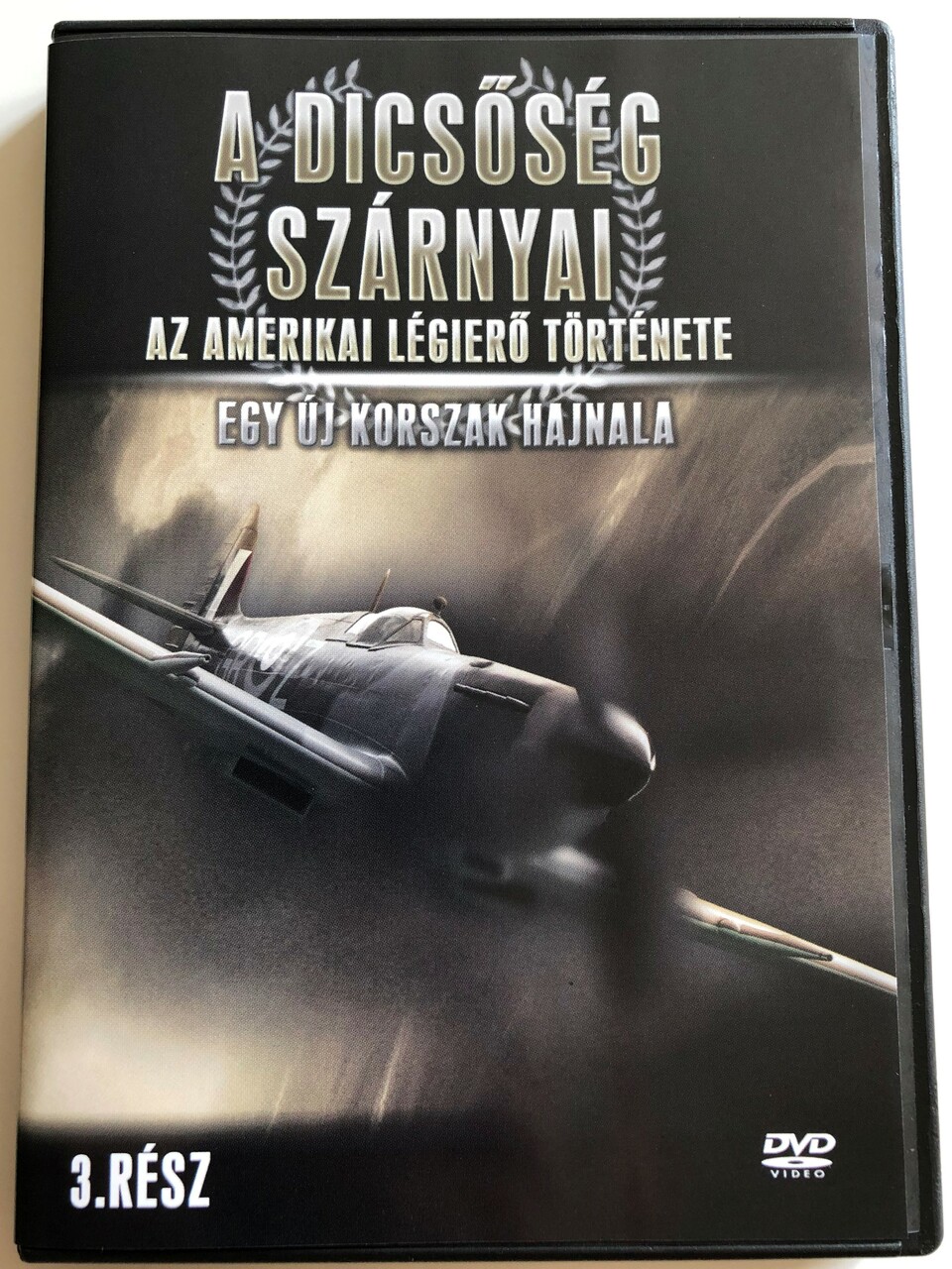 A DICSŐSÉG SZÁRNYAI AMERIKAI LÉGIERŐ TÖRTÉNETE 3. RÉSZ (DVD) | Lemezkuckó CD bolt