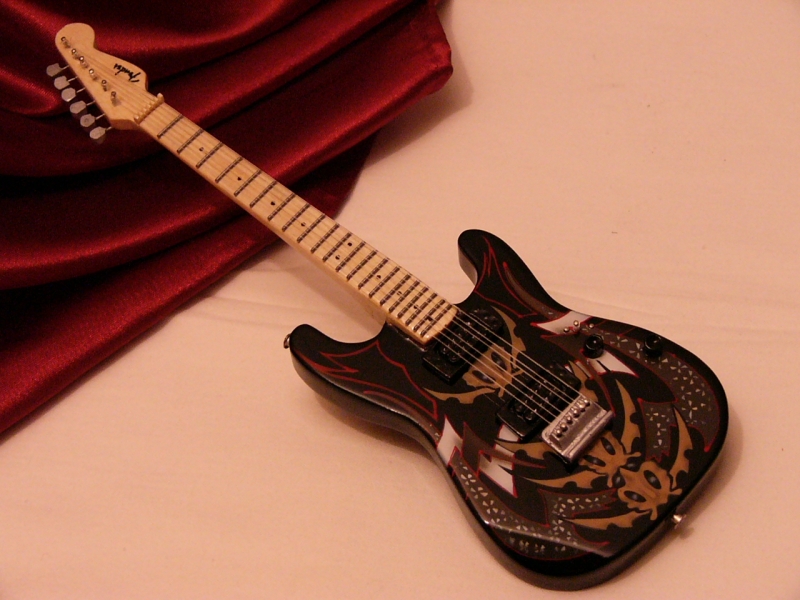 Mini hangszerek Custom Dragon - Fender Stratocaster mini gitár (Egyéb) | Lemezkuckó CD bolt